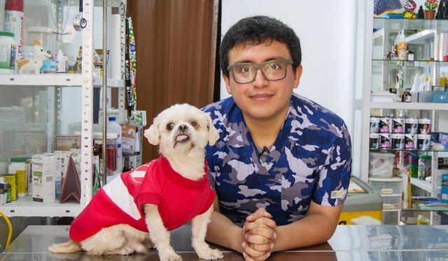  El empresario veterinario Alexis Pereda junto a Camus, perrito que casi es secuestrado y usado para sparring canino. Foto: La República    