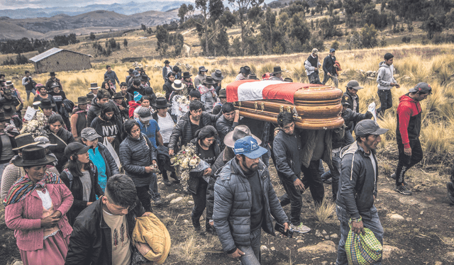  Memoria. Sepelio de Jhonatan Alarcón, víctima de Ayacucho. Foto: Wilber Huacasi/La República   