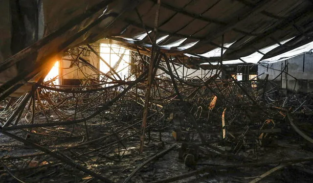 Totalmente calcinado quedó el interior de un salón en Irak, donde un incendio en una boda causó al menos 100 muertos. Foto: AFP   