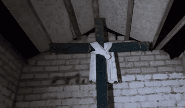 La pequeña capilla todavía conserva una cruz que refleja la fe de las personas que la construyeron. Foto: Dilo Nomás/YouTube    