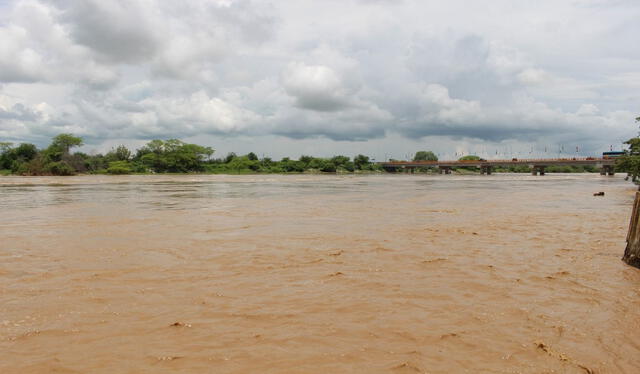 Caudal del río Piura podría desbordarse e inundar a familias. Foto: La República   