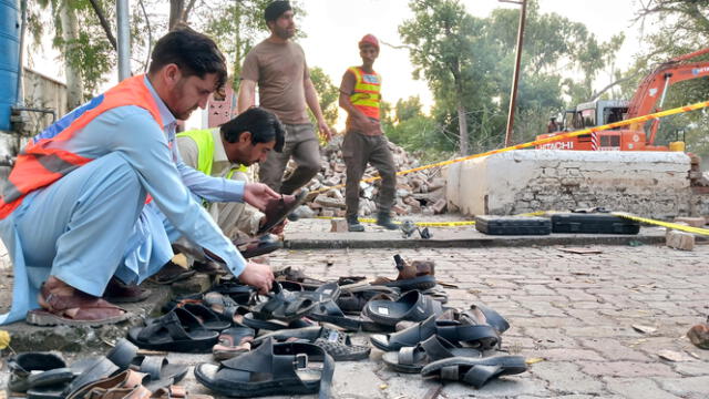 Los equipos de rescate llevan a cabo operaciones tras la explosión de una bomba suicida en una mezquita en Pakistán. Foto: AFP   