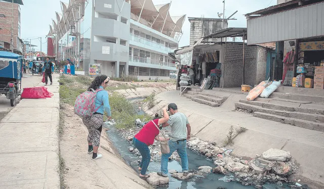  Sin control. Canal que divide Perú y Ecuador es burlado en algunos puntos alejados. Foto: difusión    