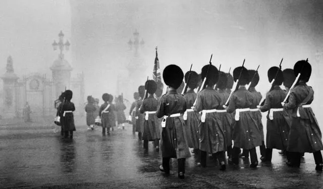 El Palacio de Buckingham desaparecido entre la gran neblina de 1952 en Londres. Foto:-El País   
