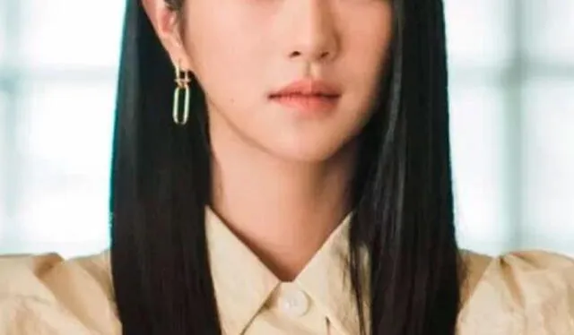  Seo Ye Ji luce un maquillaje natural y sutil. Foto: Netflix    