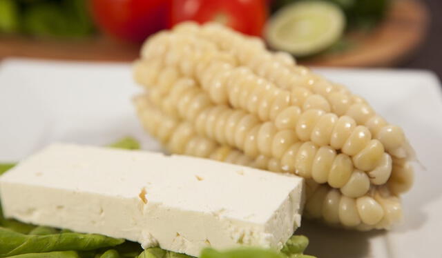  El choclo con queso es un aperitivo muy delicioso en Perú.   