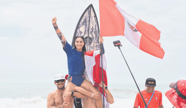Celebración. Vania Torres en hombros por sus compañeros mostrando la bandera nacional. Foto: difusión   