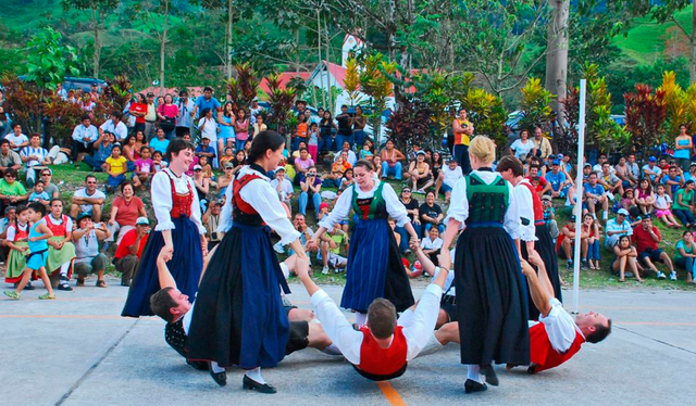  Podrás admirar los bailes típicos germánicos en Pozuzo. Foto: Andina 