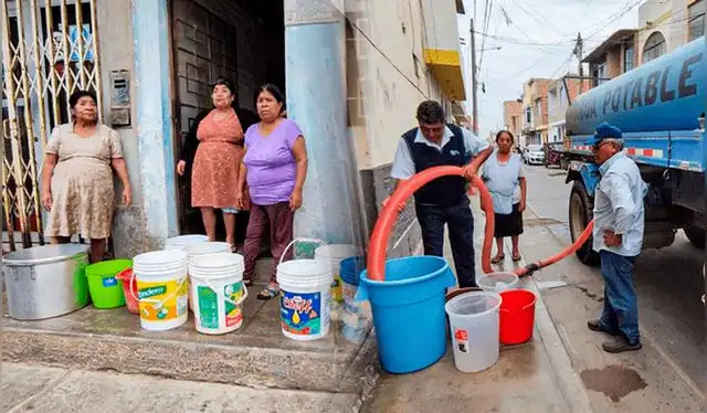 Corte masivo de agua afecta a las poblaciones con menores recursos económicos en Lima. Foto: composición La República Corte masivo de agua afecta a las poblaciones con menores recursos económicos en Lima. Foto: composición La República
