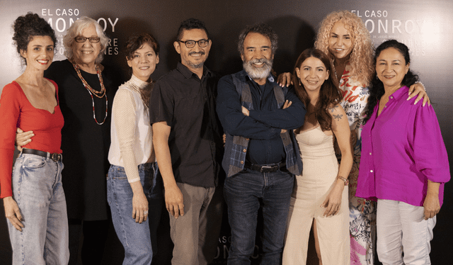  Josué Méndez junto con integrantes del elenco de su película 'El caso Monroy'. Foto: cortesía   