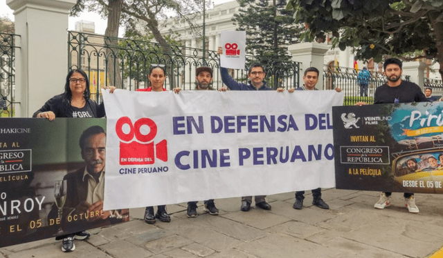 Integrantes de las películas 'El caso Monroy' y 'Pirú' invitaron a parlamentarios a ver el cine peruano el último jueves 5 de octubre. Foto: Instagram/Defensa Cine Perú   