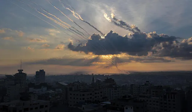 Vista de varios cohetes lanzados desde la Franja de Gaza hacia Israel este sábado por la milicia de Ezz Al-Din Al Qassam. Foto: EFE   