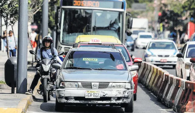  Pirata. El taxi informal campea en la ciudad y ello afecta estabilidad de empresas formales. Foto: difusión 