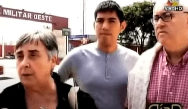 Martín Izaguirre junto con sus padres adoptivos en Chorrillos.