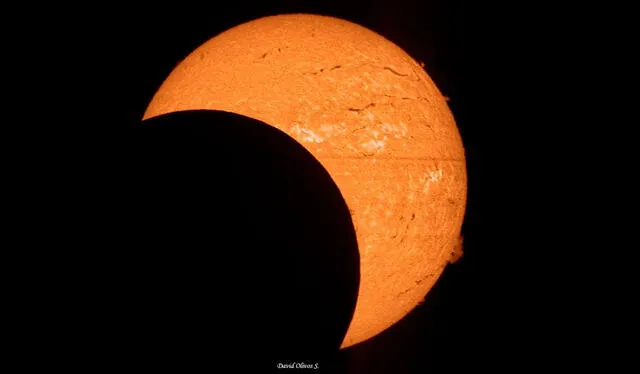  Foto de eclipse solar captó erupciones solares. Foto: David Olivos/Instagram   