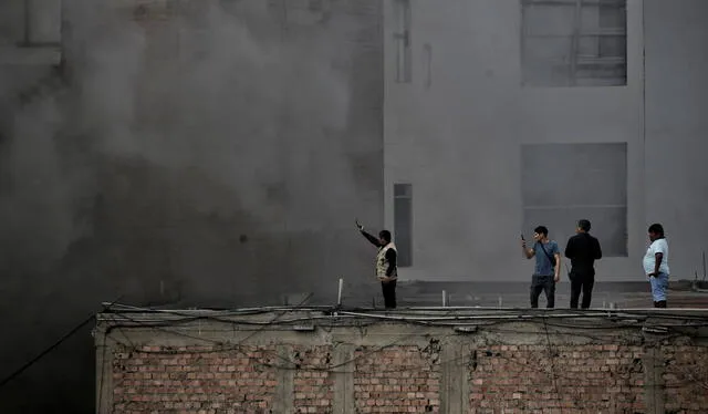  Prevencionistas se encuentran en la lucha contra el fuego. Foto: Antonio Melgarejo/La República   