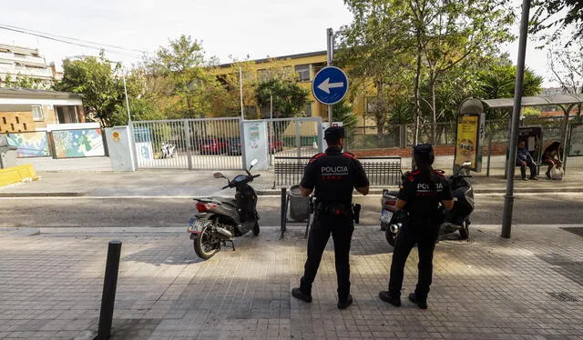 Mossos d'Esquadra en las inmediaciones del Instituto Rubió i Ors de L'Hospitalet de Llobregat, donde un niño de 12 años apuñaló con un arma blanca a una compañera de clases. Foto: EFE   