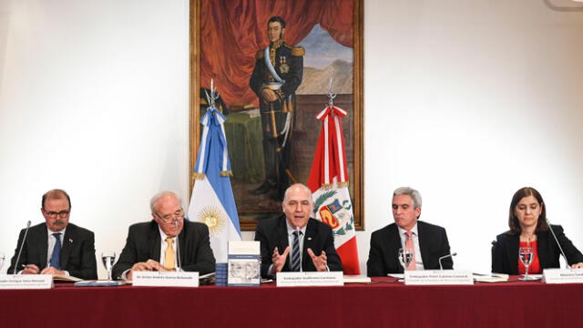 Presentación del libro "La intervención del Perú en la controversia de las Islas Malvinas", de Víctor Andrés García Belaunde. Foto Raul Ferrari/Telam   