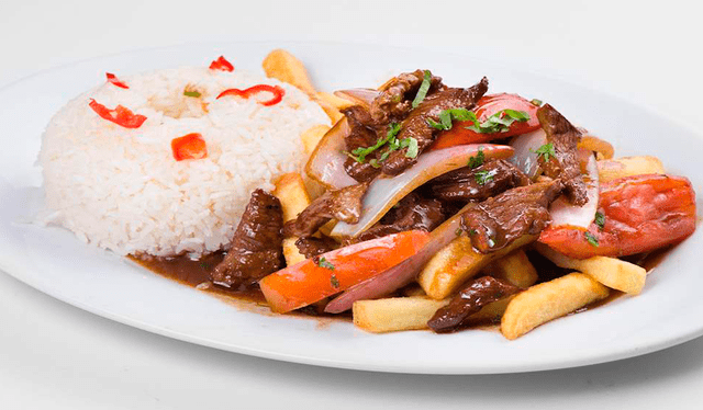  El lomo saltado es un plato a base de carne, cebolla, tomate y ají amarillo. Foto: Taste Atlas 