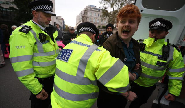  Según la Policía británica, las detenciones se dieron por quebrantar el orden público. Foto: Agencia EFE    