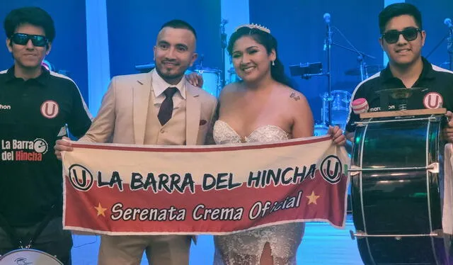  Jóvenes celebraron su boda al ritmo de los cánticos crema. Foto: Bella Alvites   