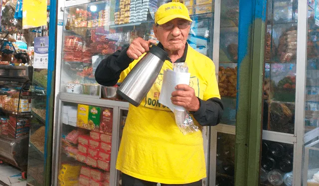 Don Luis, el emprendedor de 90 años que recorre los diferentes mercados de Lima ofreciendo su Emoliente Don José Luis. Foto: composición LR/Elisa Cruz   