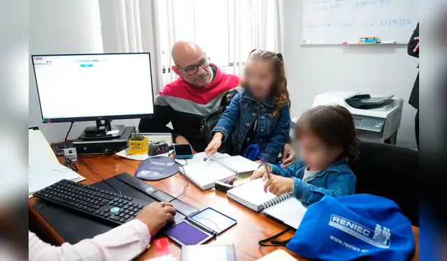  Ricardo Morán inscribe a sus hijos en Reniec. Foto: Press management &amp; Booking    