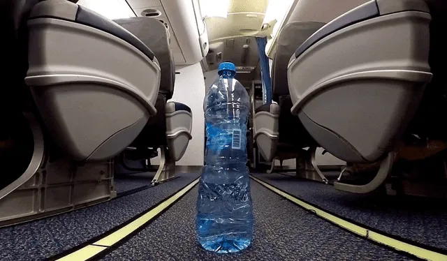 botellas de agua en aviones
