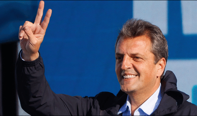  Sergio Massa saluda a sus simpatizantes durante el acto de cierre de campaña. Foto: Agencia EFE  