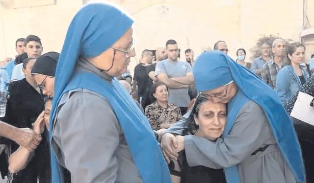  Apoyo. Las monjas peruanas consolando a ciudadanos palestinos que vieron morir a sus familiares. Foto: difusión    