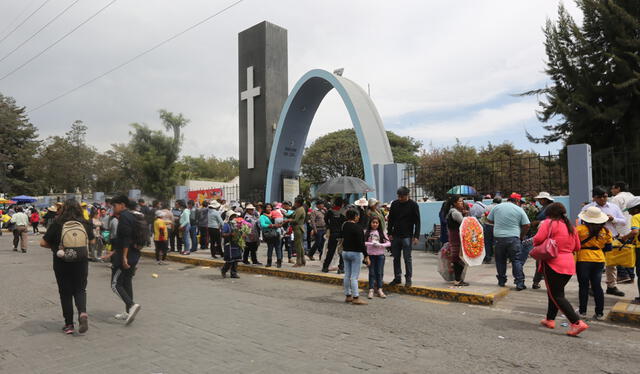  Cementerio La Apacheta recibe un incremento de visitas por el Día del Todo los Santos. Foto: Rodrigo Talavera/ LR   