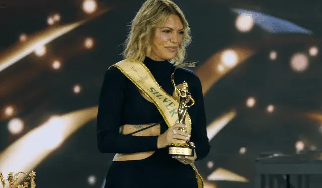 Jessica Newton recibiendo su premio en el Miss Grand International. Foto: MGI    