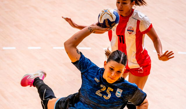 Argentina venció 28-18 a Paraguay en la semifinal del handball femenino. Foto: CAH   