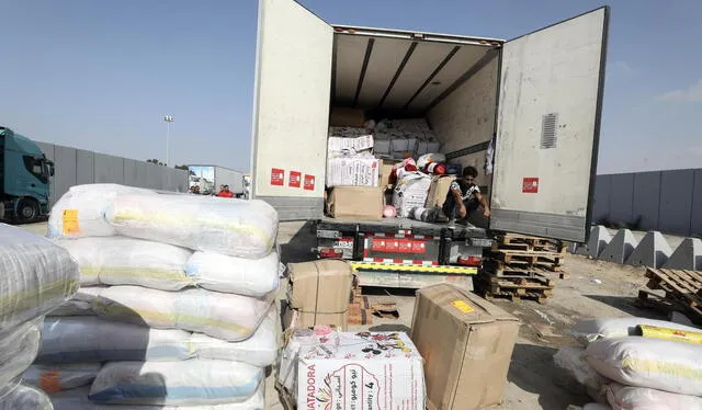 Voluntarios egipcios organizan ayuda humanitaria destinada a palestinos en la Franja de Gaza tras la apertura de la frontera de Rafah, en Egipto. Foto: EFE   