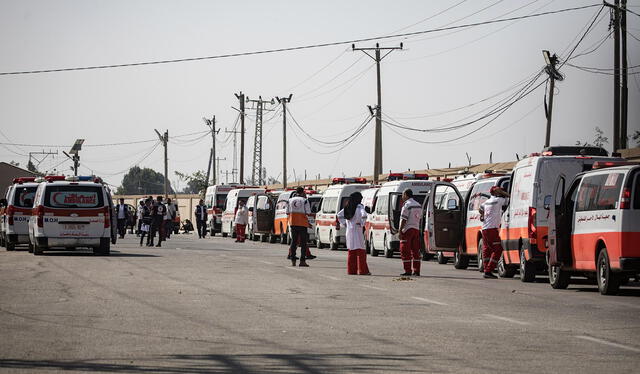 Ambulancias con palestinos heridos hacen fila para pasar la frontera de Rafah, entre la Franja de Gaza y Egipto. Foto: EFE.   