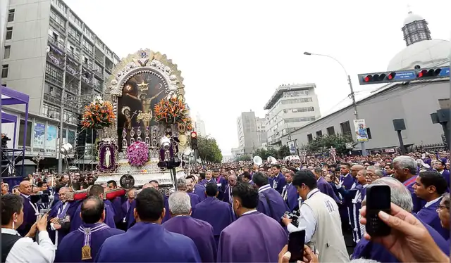Procesión. Miles despidieron al Cristo Moreno en Lima. Foto: Felix Contreras / La República Procesión. Miles despidieron al Cristo Moreno en Lima. Foto: Felix Contreras / La República