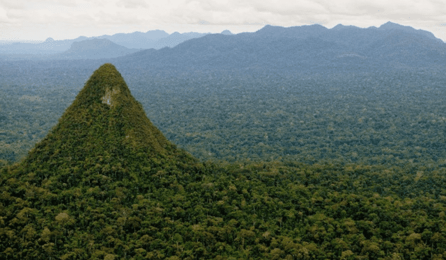 cerro el cono, cerro 'El Cono', alpamayo de la amazonía, Perú, pirámide amazónica