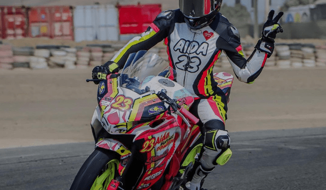 A sus 23 años, Aída Martínez hizo su debut en el motociclismo. Foto: Aída Martínez/Instagram    