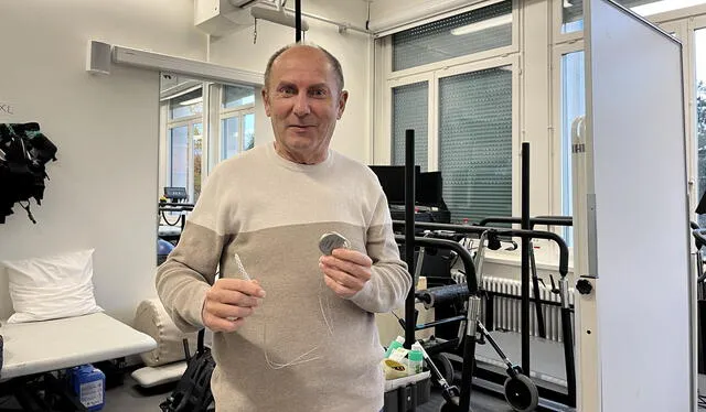 Marc Gauthier, francés de 63 años, es el primer paciente del mundo tratado con la tecnología de la neuroprótesis. Foto: EFE   