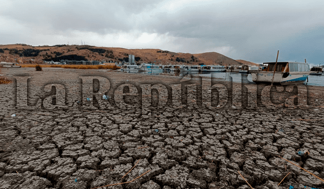  La masa de agua del Titicaca disminuypo y actualmente parte de su área está seca. Foto: La República   