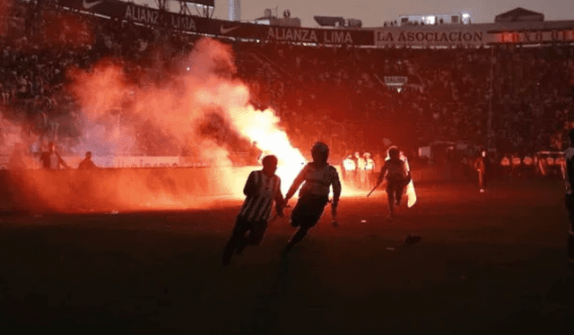 Tras la final del partido entre Alianza Lima y Universitario, se registró el ingreso de algunos hinchas al terreno de juego. Foto: La República   