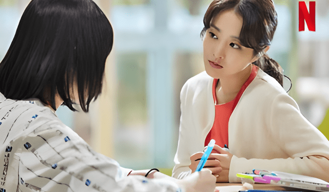 Da-eun y su nueva compañera en 'Una dosis diaria de sol'. Foto: Netflix   