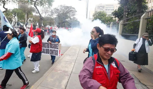  PNP dispersó a personal de salud con bombas lacrimógenas. Foto: Carlos Felix / La República 