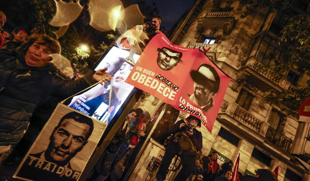 Los manifestantes acusan a Pedro Sánchez de ser un traidor por una eventual amnistía a los independistas. Foto: EFE   