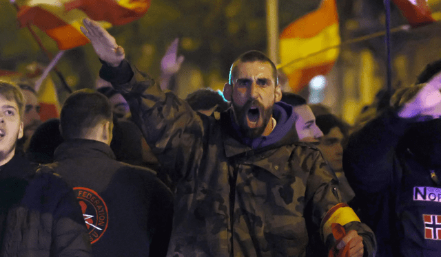 Un manifestante realiza el saludo fascista durante una protesta contra la posible amnistía a las personas involucradas en el fallido intento de independencia de Cataluña de 2017. Foto: AFP   
