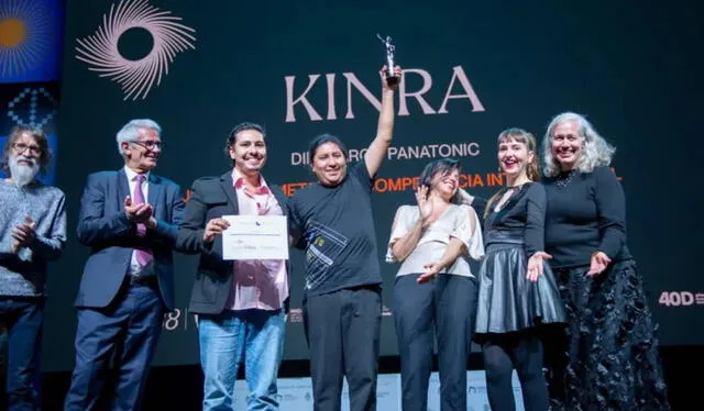 Marco Panatonic levantó el Astor de Oro tras ganar el Festival de Cine de Mar del Plata. Foto: Infobrisas   