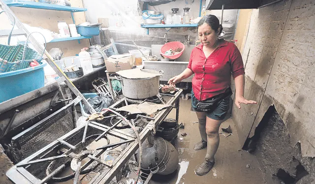  Lodo. Pobladores perdieron sus cosas ante las inundaciones. Foto: Antonio Melgarejo / La República   