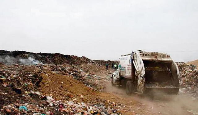  Por décadas las municipalidades trasldaron los residuos sólidos en camiones al botadero de Reque. Foto: LR    