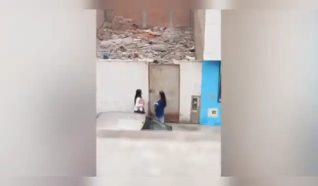  Evangélicos van de casa en casa a predicar la palabra de Dios. Foto: captura YouTube    
