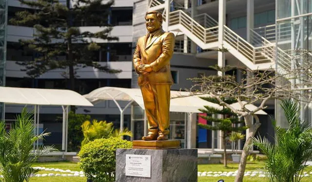  Así lucía la estatua de César Acuña en el campus de la UCV. Foto: Infored Perú   